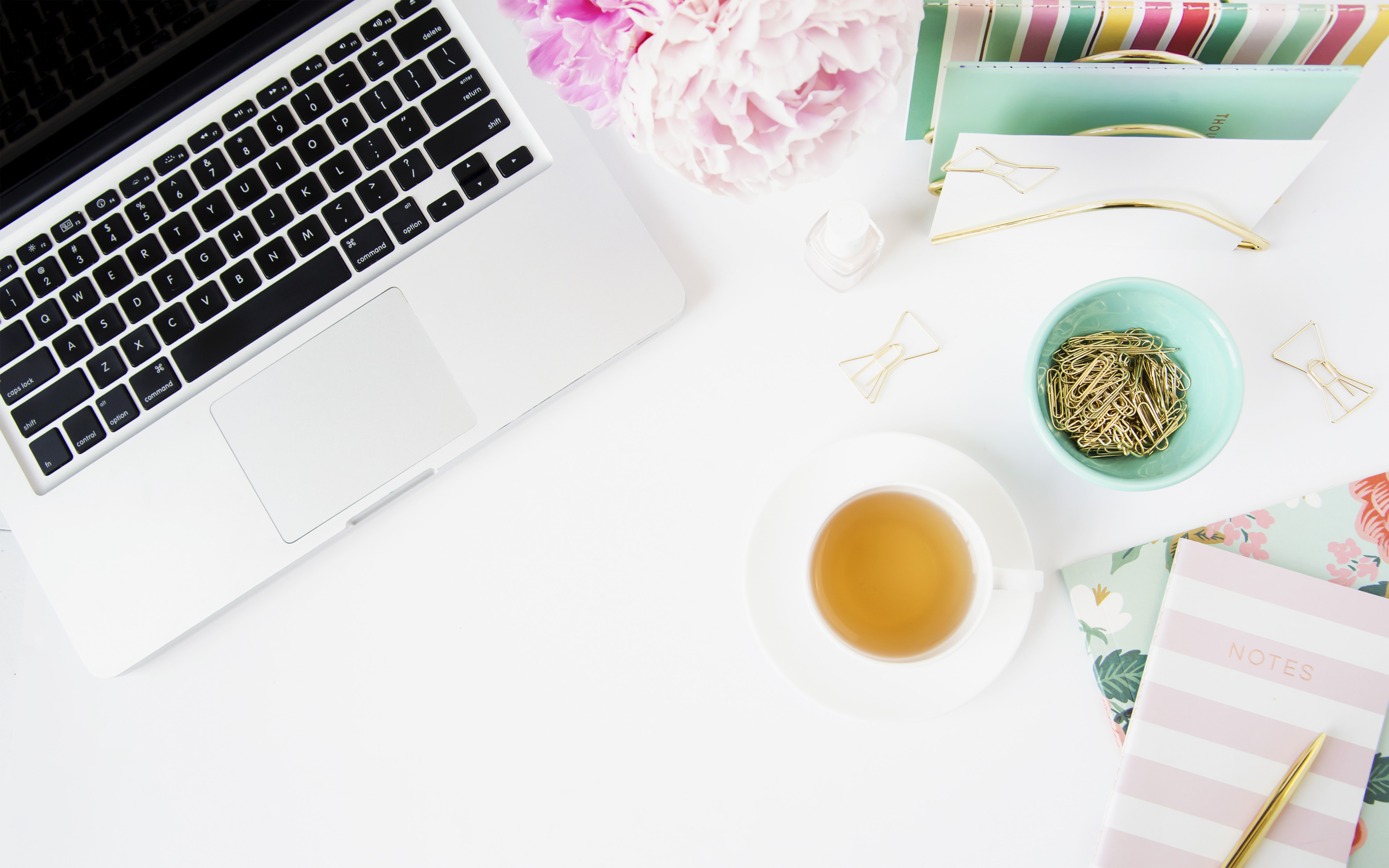 10 идей в день. 10 идей. Креативные цветы. Сотрудник на удаленке. Обмен идеями иллюстрация.